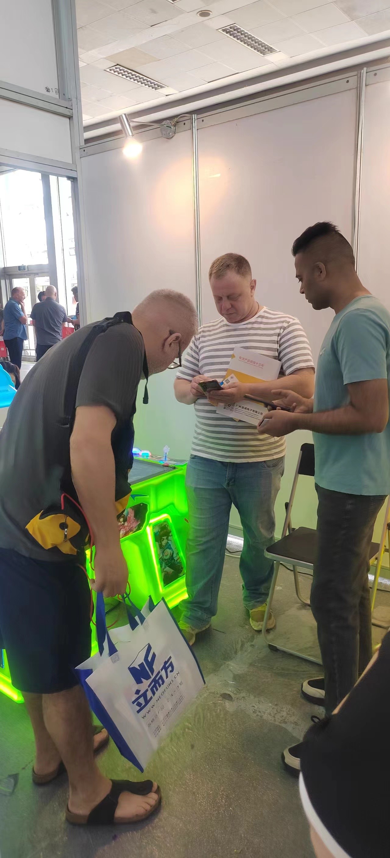 Latest company case about Yuxin Amusement Equipment Shines at the Exhibition, Attracting Merchants from Multiple Countries to Order Children's Playground Amusement Machines
